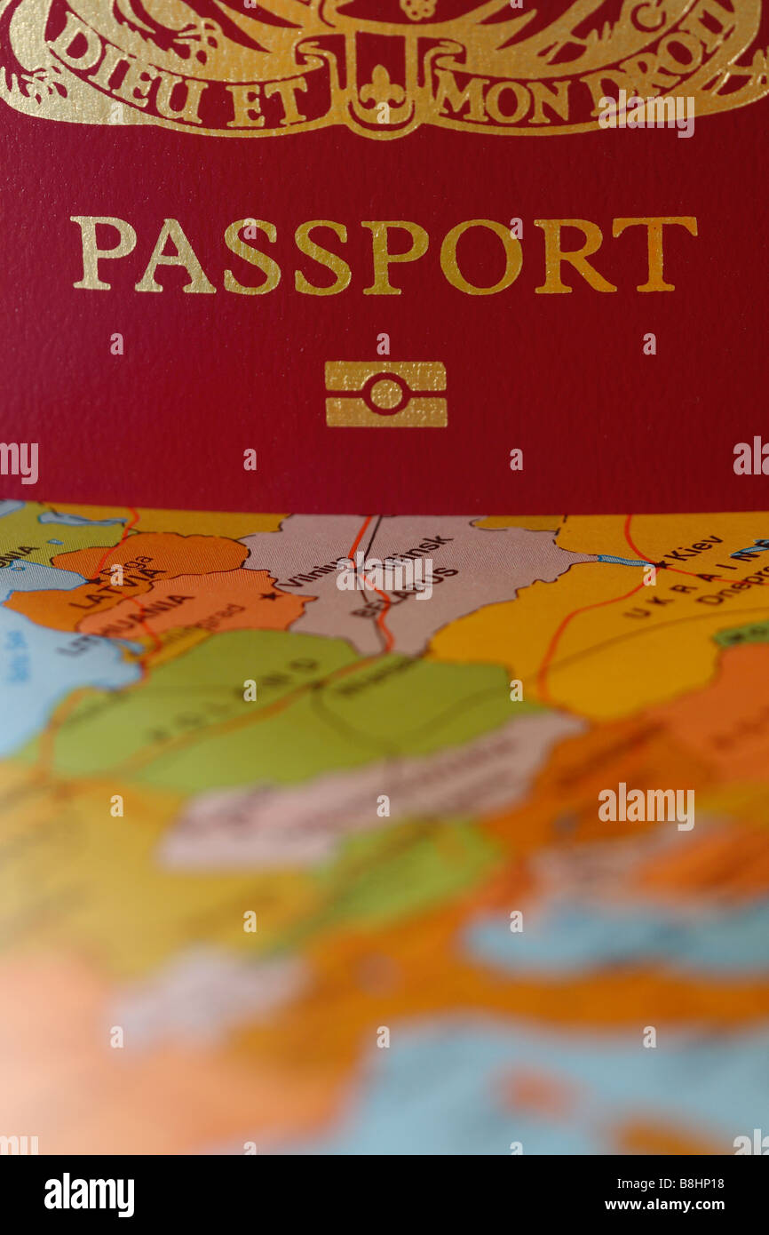 Passaporto del Regno Unito con incorporata la tecnologia biometrica simbolo su un turista viaggi europea mappa stradale Foto Stock