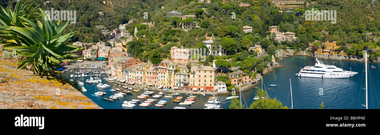 Vista panoramica del villaggio di pescatori di Portofino e delle sue tradizionali case ligure, Liguria, Italia Foto Stock