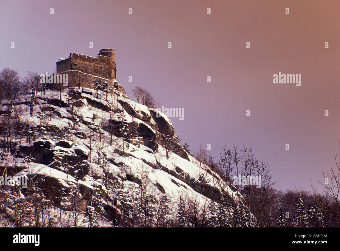 Resti del castello medievale in Chojnik in inverno Bassa Slesia regione della Polonia Foto Stock