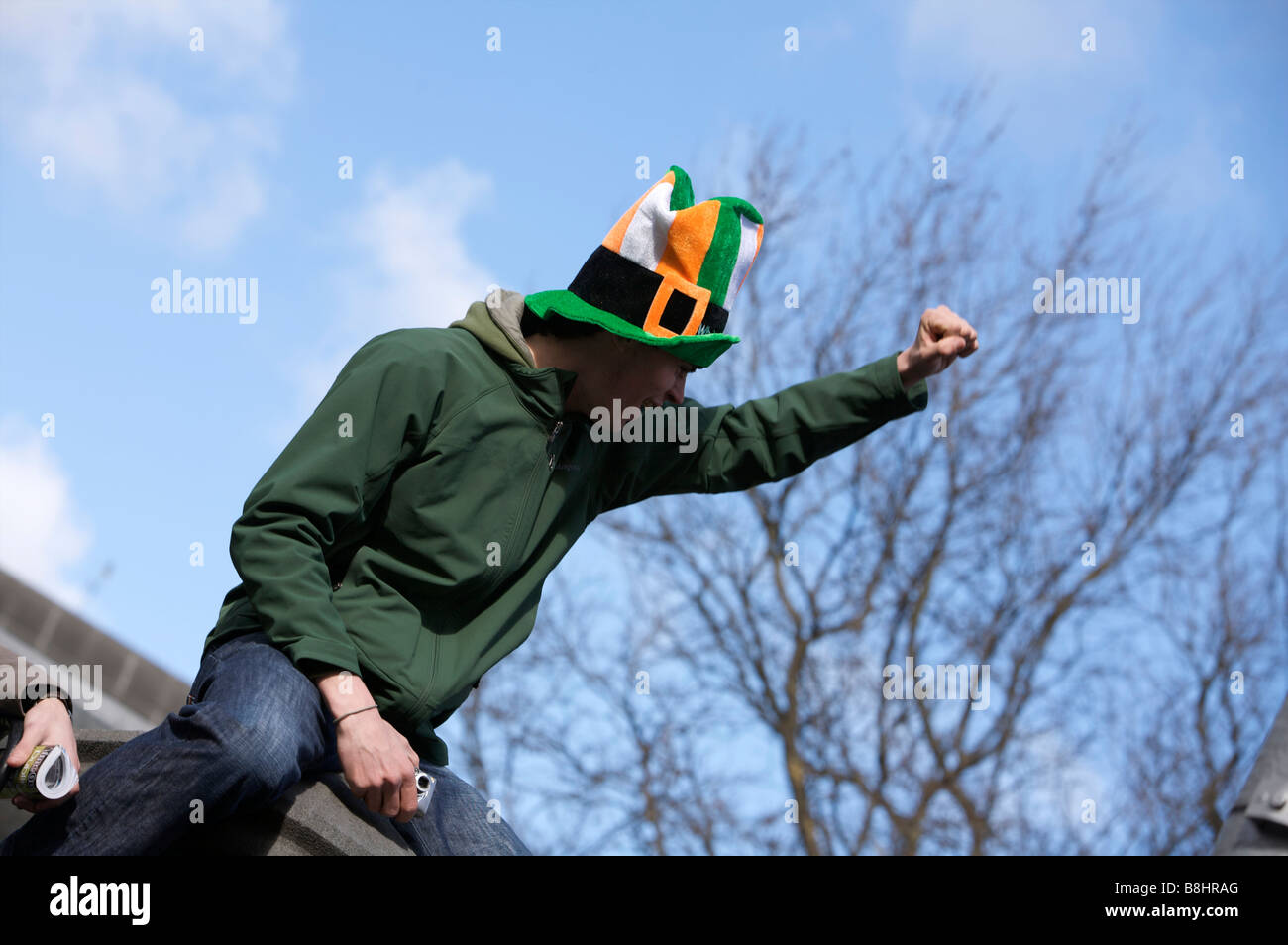 I partecipanti e gli spettatori e i personaggi e sfilata curiosi in il giorno di San Patrizio parade, Dublino, Irlanda Foto Stock