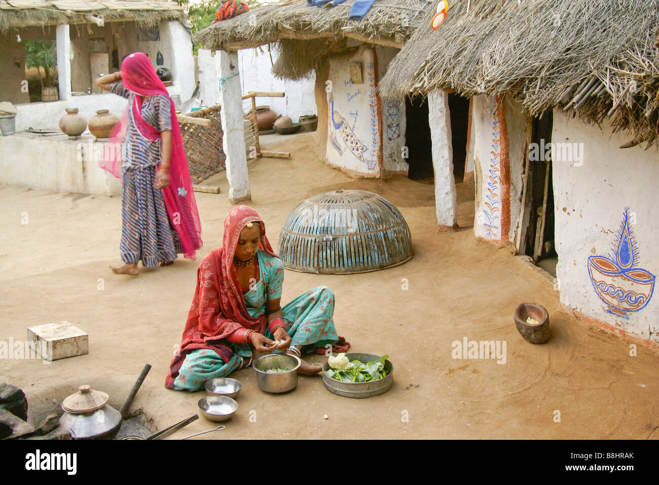 Bishnoi donne preparano pasti fuori casa, Rajasthan, India Foto Stock