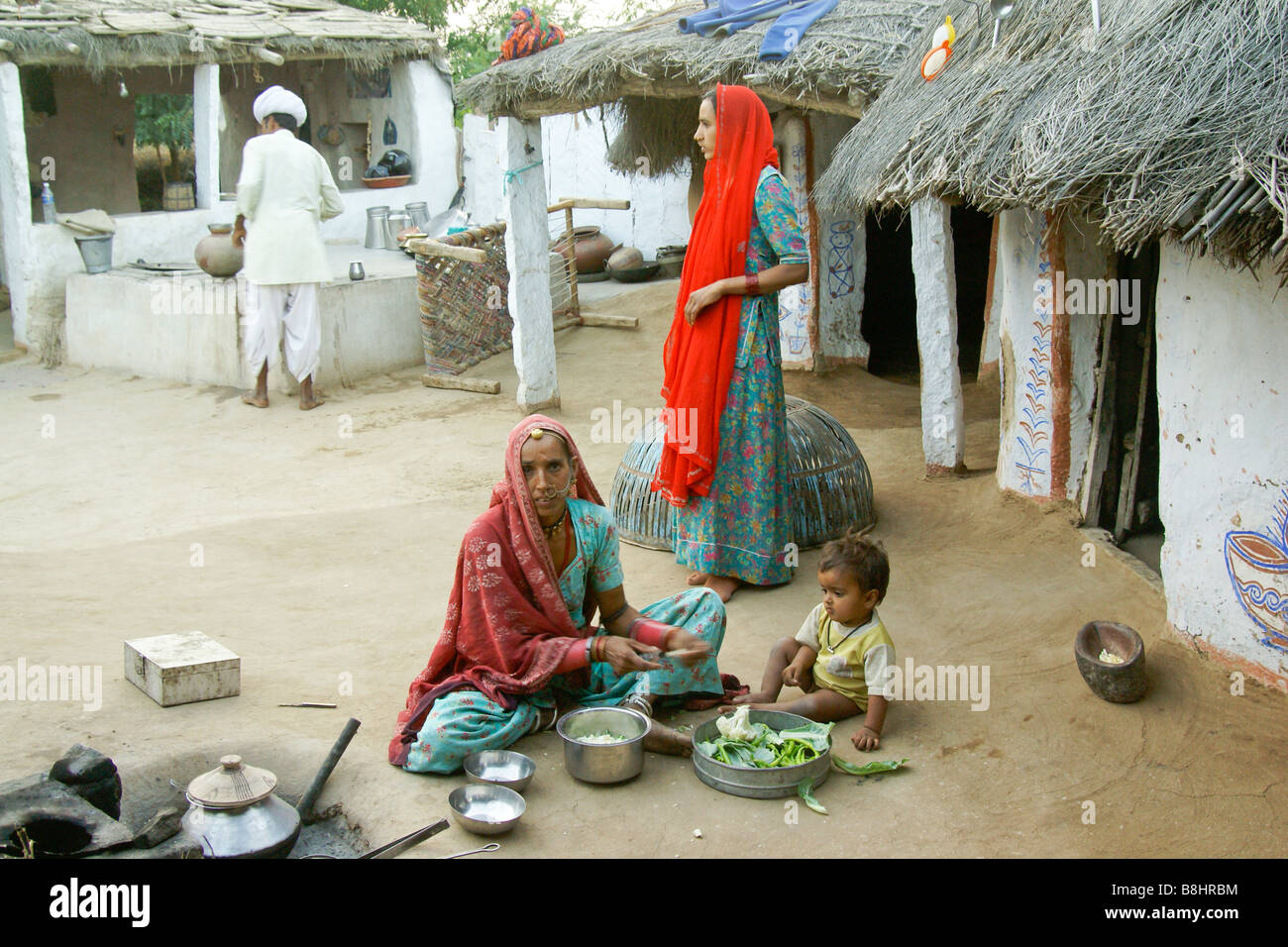 Bishnoi donne preparano pasti fuori casa, Rajasthan, India Foto Stock