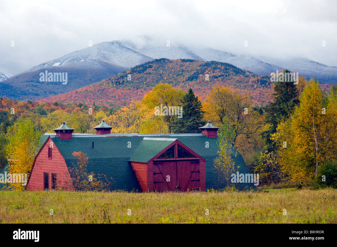 Un granaio rosso nelle Montagne Adirondack, con caduta di fogliame color nello Stato di New York STATI UNITI D'AMERICA Foto Stock