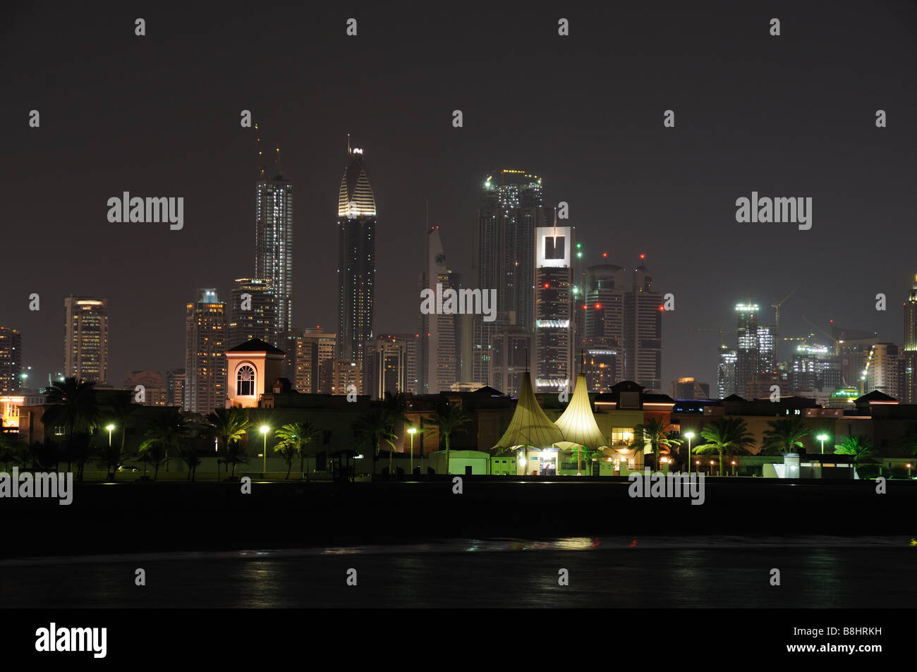 Cityscape di Dubai alla notte, Emirati Arabi Uniti Foto Stock