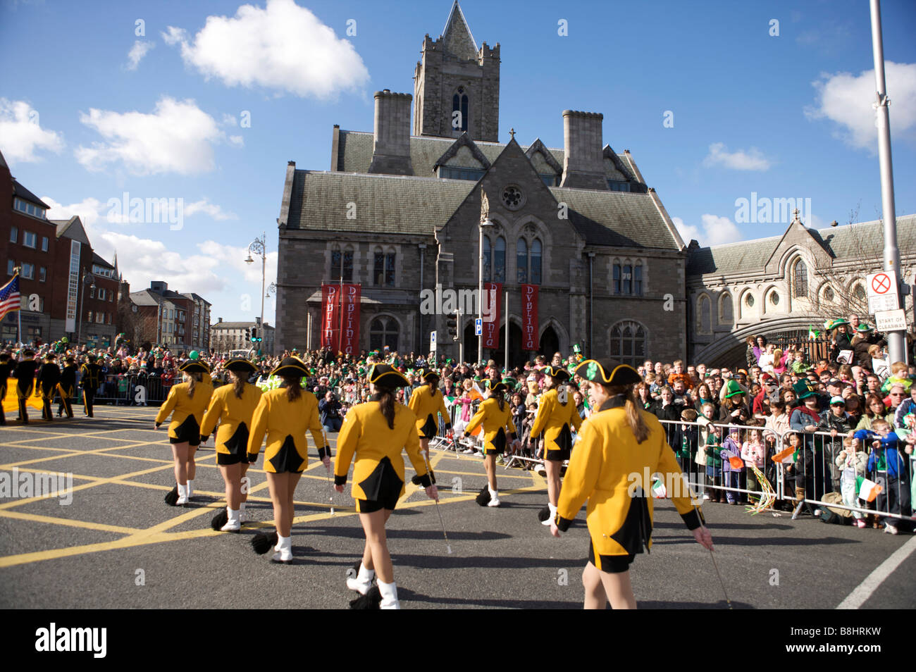 Una marching band partecipa al il giorno di San Patrizio parata in Dublino Irlanda Foto Stock