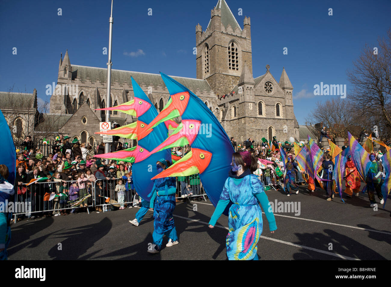 I partecipanti e gli spettatori e i personaggi e sfilata curiosi in il giorno di San Patrizio parade, Dublino, Irlanda Foto Stock