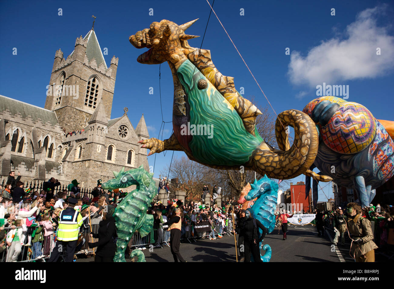 I partecipanti e gli spettatori e i personaggi e sfilata curiosi in il giorno di San Patrizio parade, Dublino, Irlanda Foto Stock