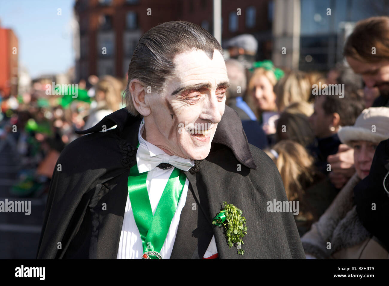 I partecipanti e gli spettatori e i personaggi e sfilata curiosi in il giorno di San Patrizio parade, Dublino, Irlanda Foto Stock