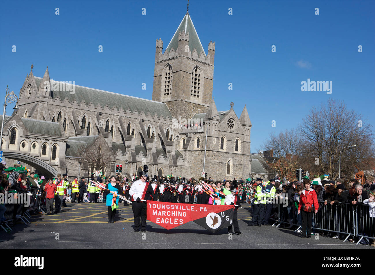 Una marching band passa la cattedrale di Christ Church come essi partecipano alla festa di San Patrizio parata in Dublino Irlanda Foto Stock