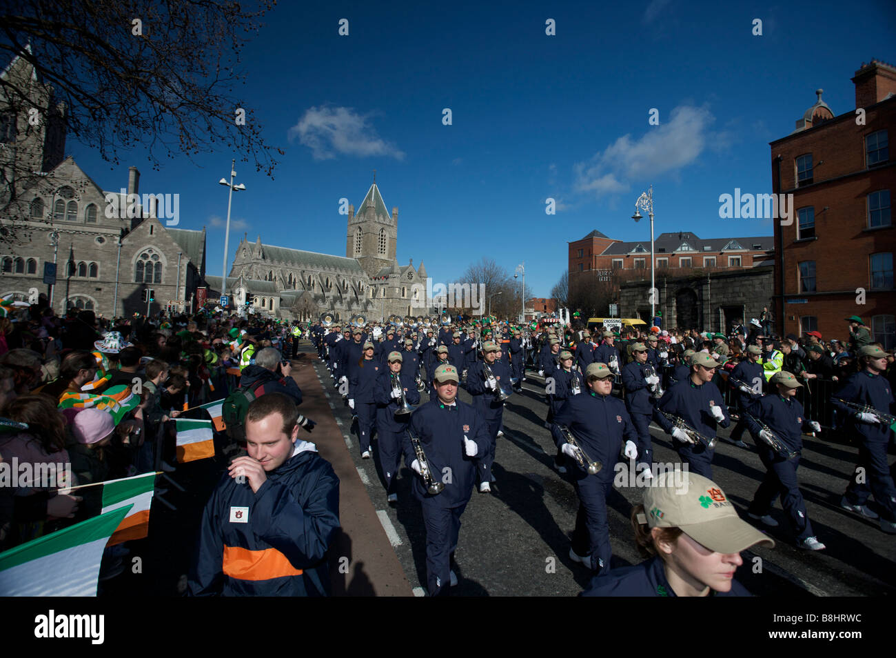 Una marching band partecipa al il giorno di San Patrizio parata in Dublino Irlanda Foto Stock