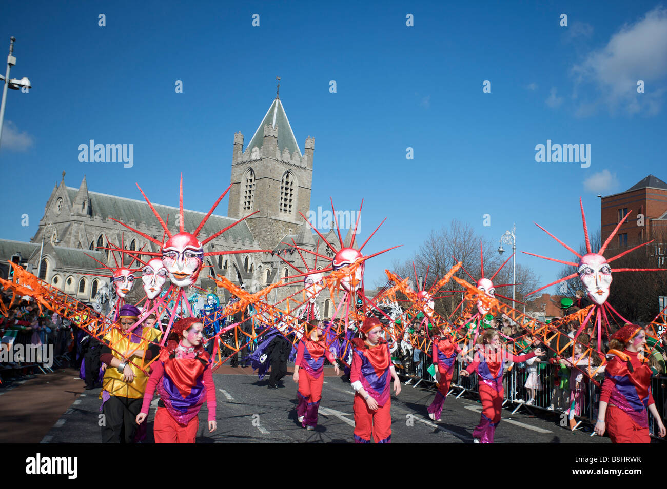 Un gruppo partecipa al il giorno di San Patrizio parata in Dublino Irlanda Foto Stock