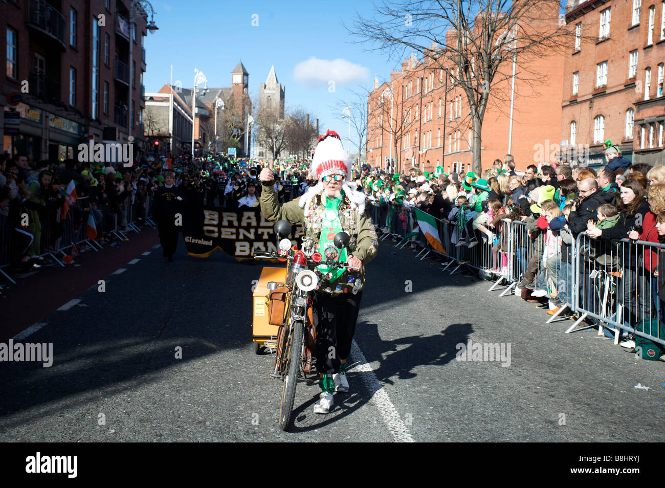 Un partecipante onde per la folla di il giorno di San Patrizio parata in Dublino Irlanda Foto Stock