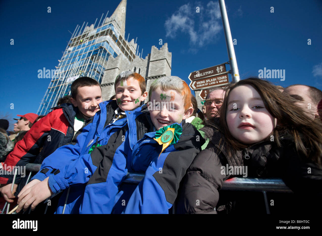 I partecipanti e gli spettatori e i personaggi e sfilata curiosi in il giorno di San Patrizio parade, Dublino, Irlanda Foto Stock