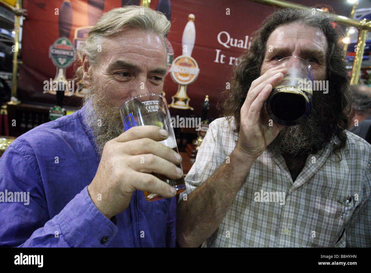 Due uomini con la barba bere birra presso il Great British Beer Festival, Earl's Court Foto Stock