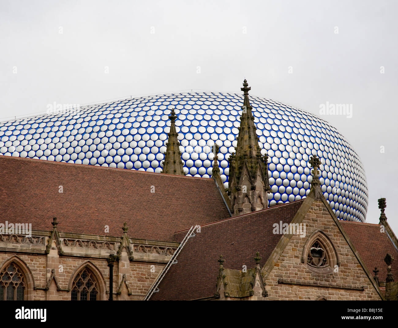 L'architettura di Selfirdges department store contrasta con il St Martins chiesa Birmingham Inghilterra Foto Stock