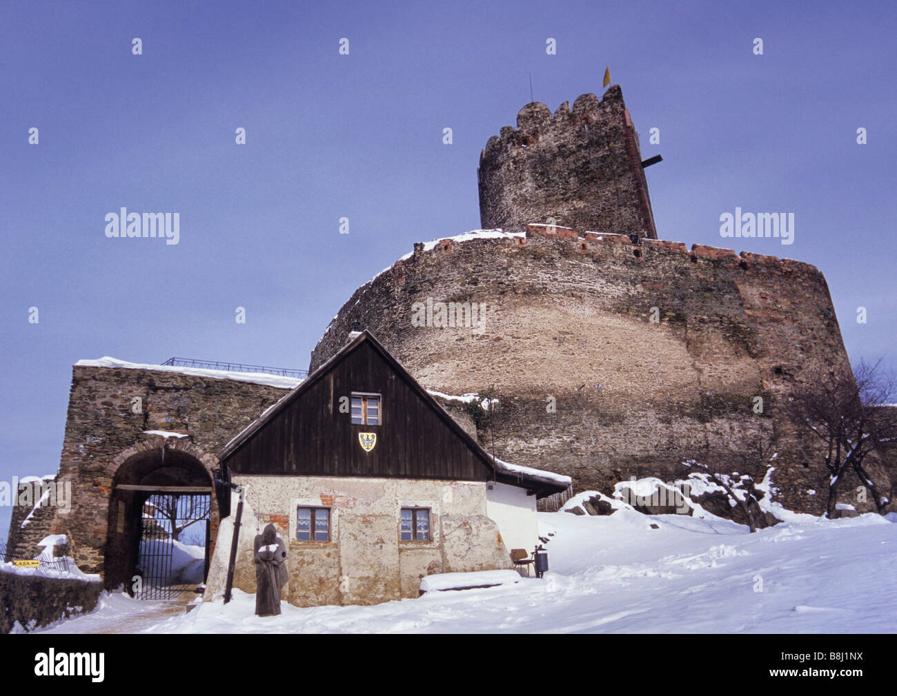 Resti del castello medievale in Bolków in inverno Bassa Slesia regione della Polonia Foto Stock