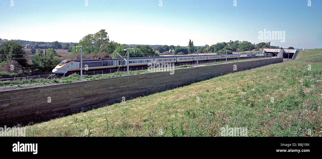 Eurostar esce dal tunnel e corre a fianco del rumore sulla barriera ad alta velocità 1, villaggio di protezione dal rumore e impatto visivo. Foto Stock