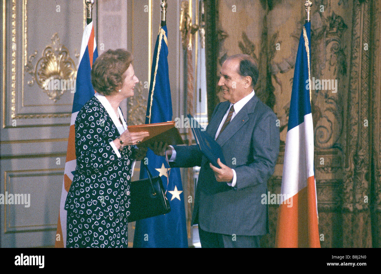 Il Primo ministro Thatcher e il Presidente Mitterrand ratificare il Tunnel sotto la Manica trattato nel 1987, dando il via libera per il progetto. Foto Stock