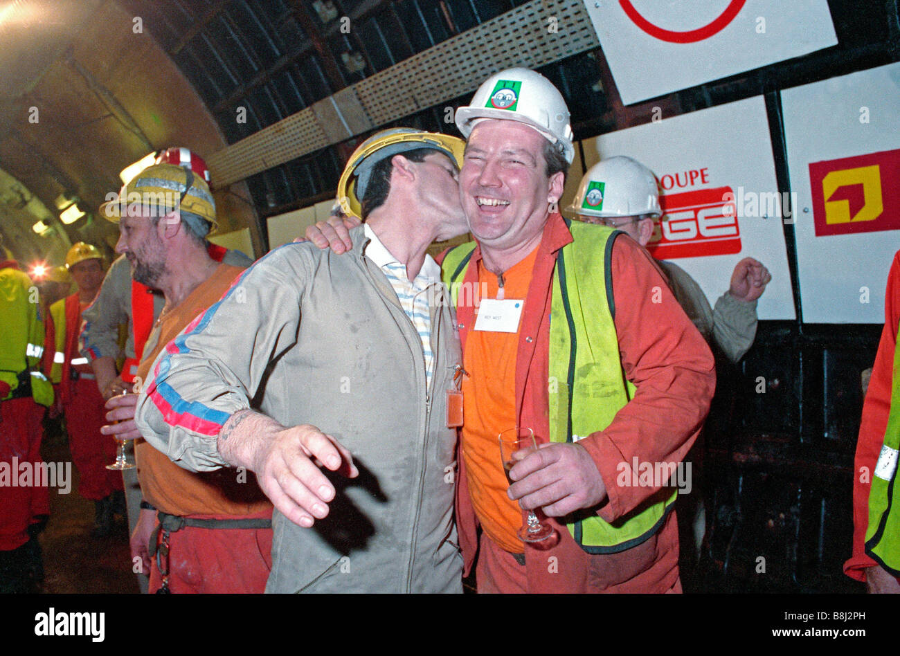 In Francia e nel Regno Unito Channel Tunnel tecnici e lavoratori celebrare seguendo la storica undersea tunnel di servizio innovativo evento. Foto Stock