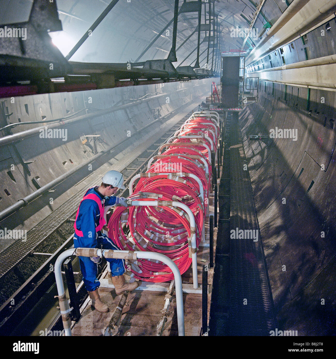 Ingegnere francese su opere speciali treno installazione cablaggio elettrico nei vassoi lungo il 150km di lunghezza del tunnel sotto la Manica Foto Stock