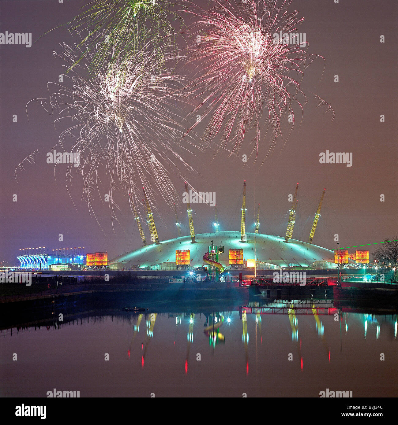 Fuochi d'artificio per celebrare il nuovo millennio 2000 oltre il Millennium Dome/O2 Arena di Londra. Foto Stock