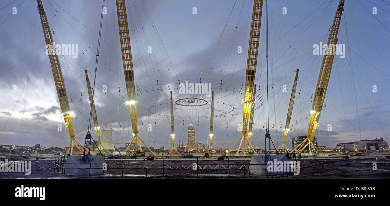 Come una gigantesca tela di ragno, il cavo net struttura viene sollevato durante la fase di costruzione del Millennium Dome/O2 Arena di Londra, Regno Unito. Foto Stock