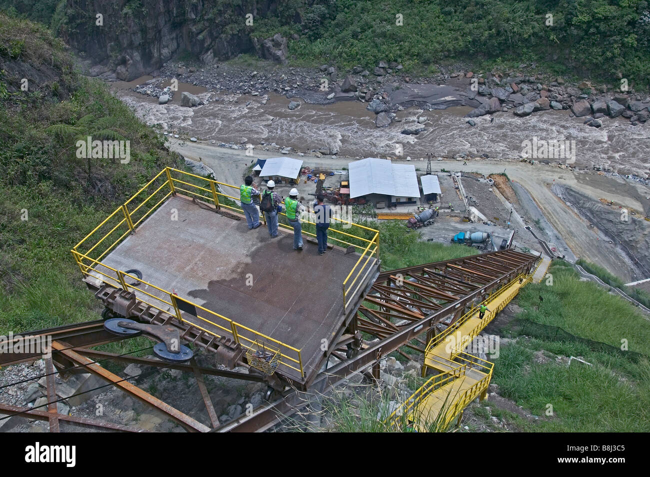 Sistema di trasporto il trasporto dei materiali e dei lavoratori tra le superfici superiore e inferiore di siti su un progetto di energia idroelettrica in Ecuador. Foto Stock