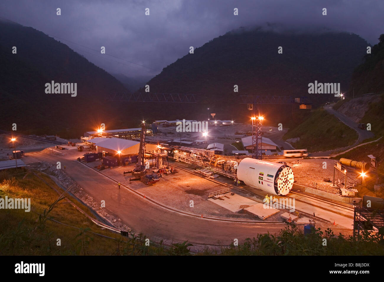 Completamente assemblato macchina di foratura di gallerie in attesa del lancio in tunnel di accesso in remoto del sito di costruzione in montagne ecuadoriana Foto Stock