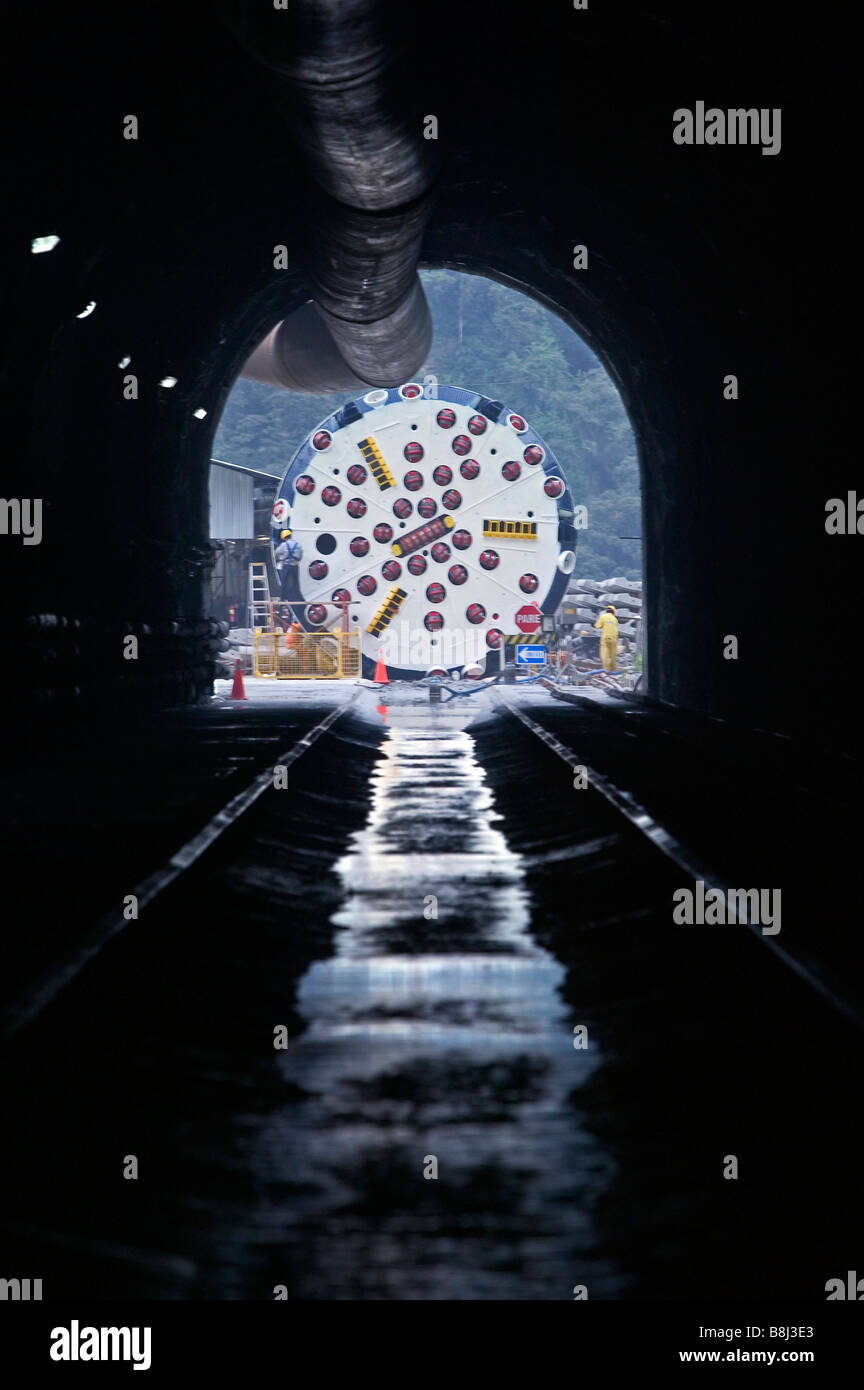 I contraenti preparare per il lancio di macchina di foratura di gallerie in acces albero, per scavare tunnel di energia idroelettrica in Ecuador. Foto Stock