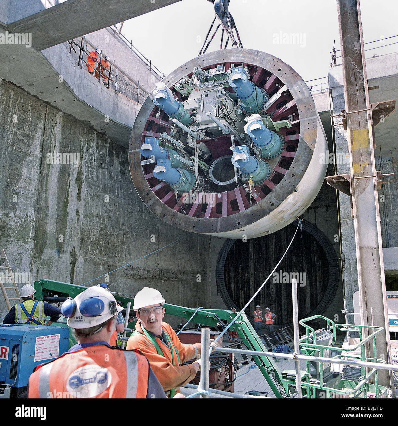 1200 tonnellata gru solleva la protezione per macchina di foratura di gallerie 'Annie' nella metropolitana camera di lancio su Channel Tunnel Rail Link. Foto Stock