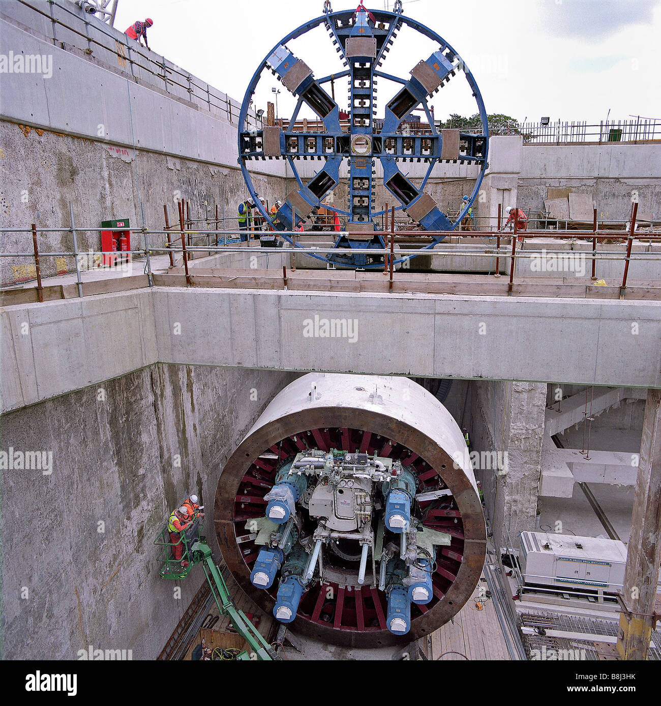 1200 tonnellata gru abbassa il rotore di taglio per macchina di foratura di gallerie 'Annie' nella camera sotterranea su Channel Tunnel Rail Link. Foto Stock