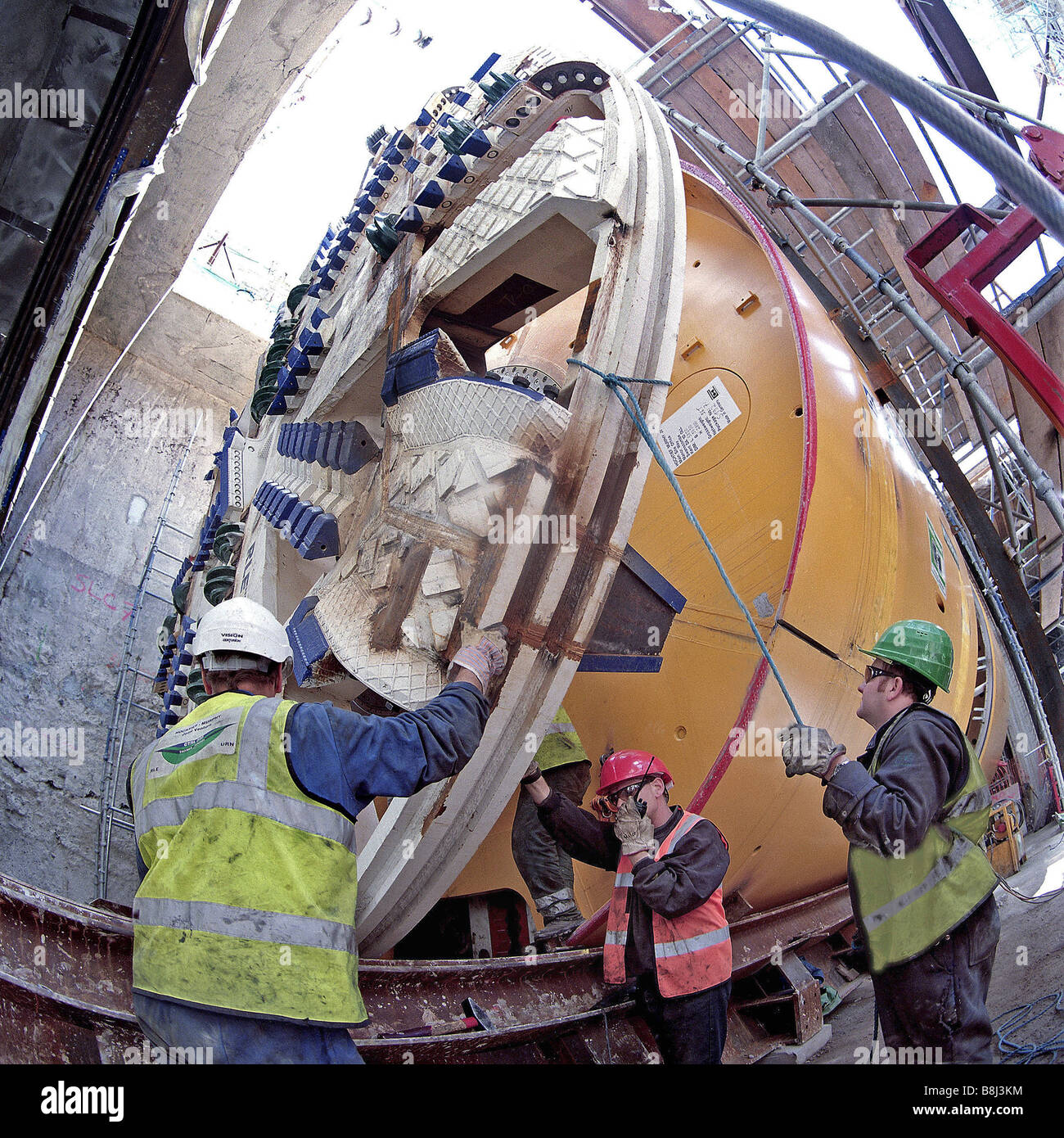 Il rotore di taglio per macchina di foratura di gallerie 'Milly' per Thames Tunnel sul collegamento ferroviario del tunnel della Manica è abbassato nella camera di lancio. Foto Stock