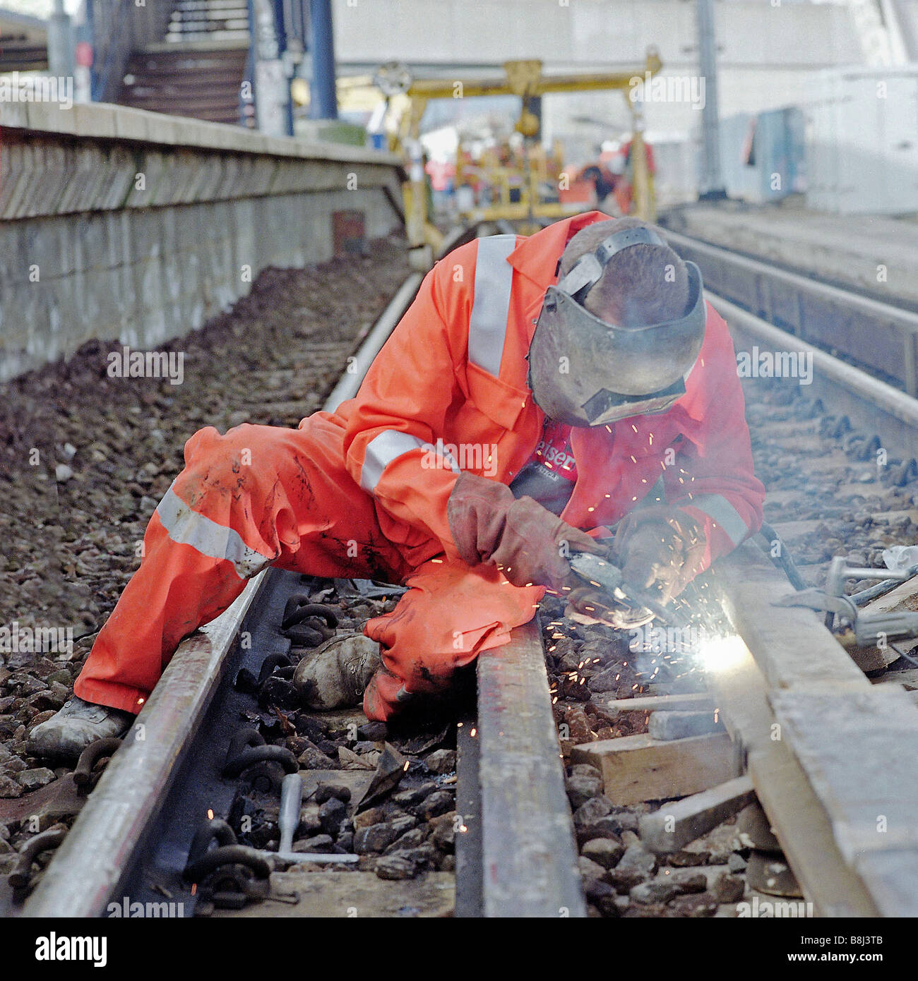 Contraente rampa di saldatura durante l'aggiornamento dell'infrastruttura a Ashford International Station su Channel Tunnel Rail Link. Foto Stock