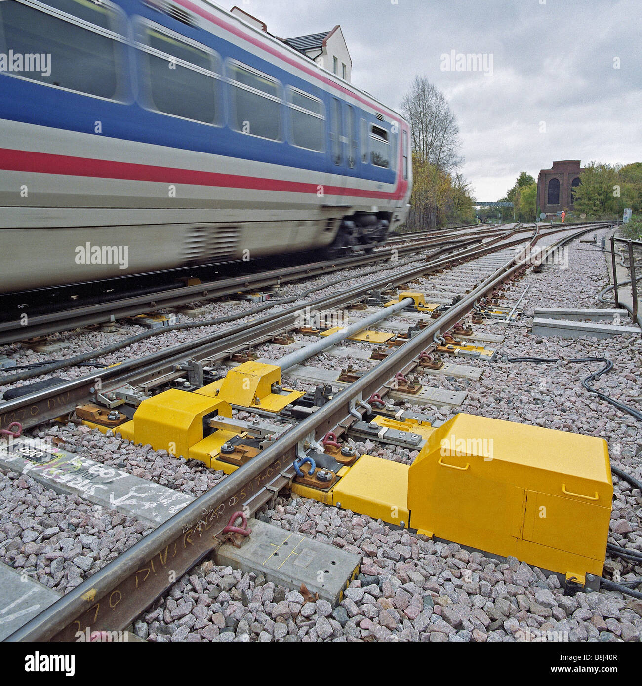 Nuova generazione di prestazioni elevate il punto di attivazione per le macchine più veloci e treni più pesanti essendo installati su britannico di ferrovie. Foto Stock