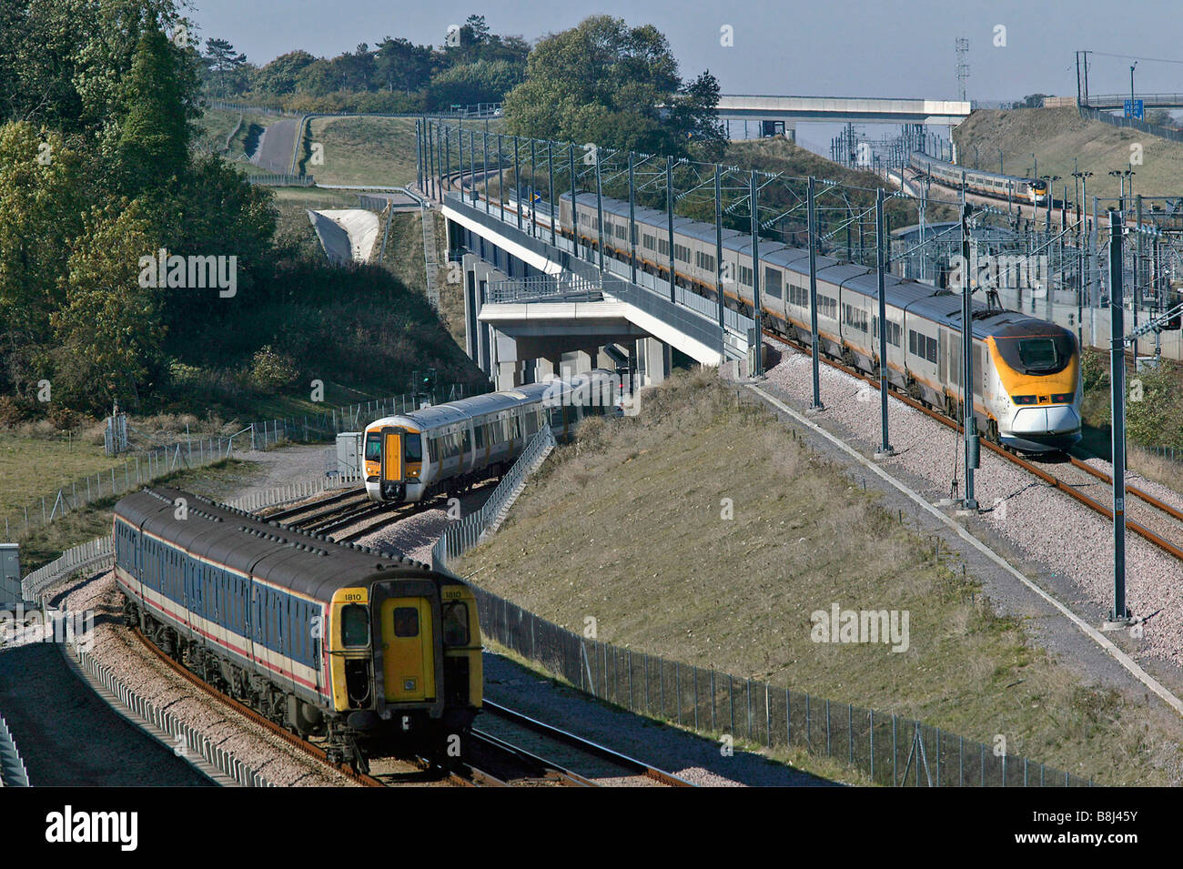 Eurostar treni ad alta velocità arrivano e partono il Channel Tunnel Rail Link mentre treni nazionali sono instradati sotto. Foto Stock