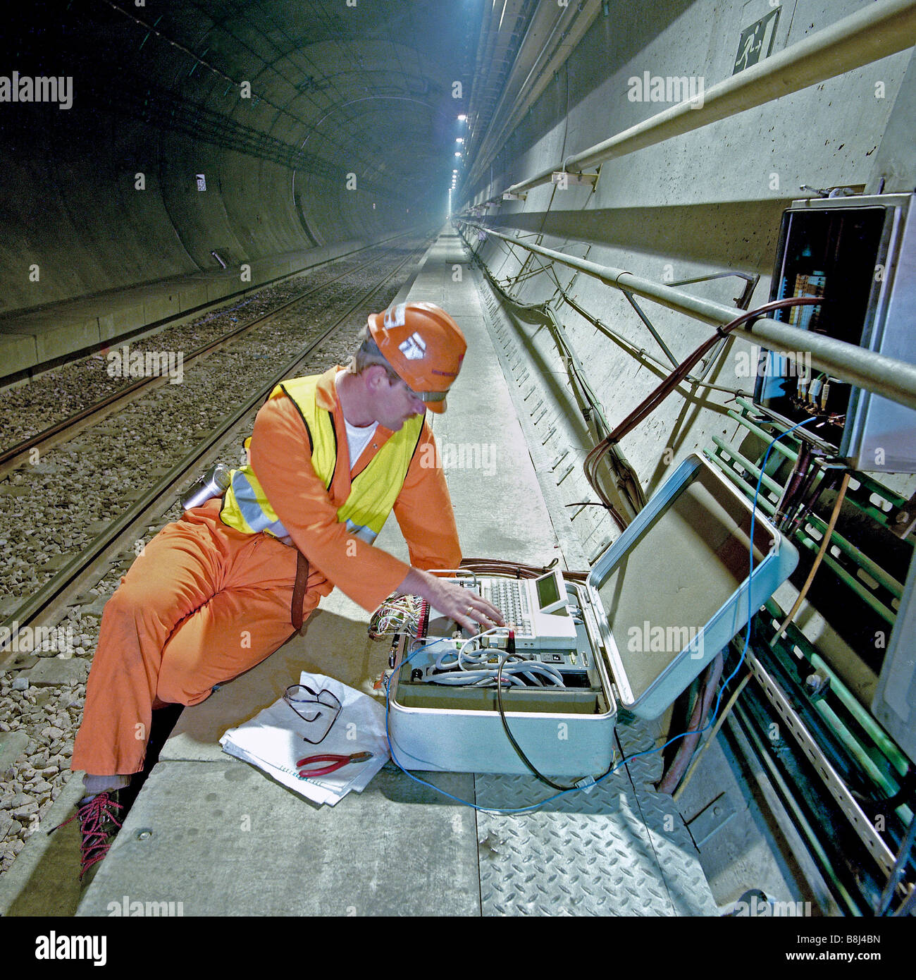 Commissioning engineer effettua il test finale sulle apparecchiature elettriche prima di un handover a Eurotunnel sul progetto del tunnel sotto la Manica Foto Stock