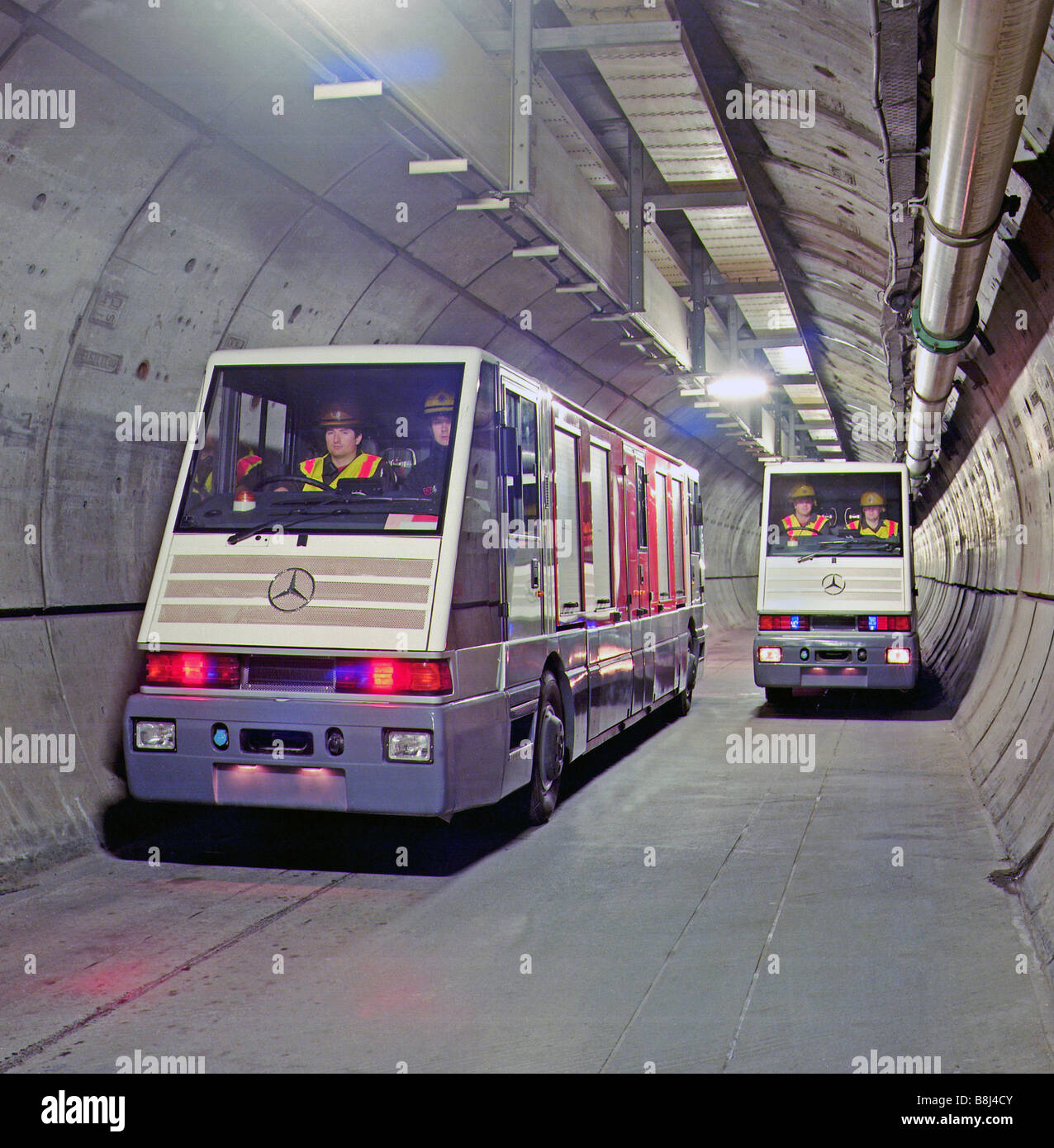 Due STTS veicoli appositamente progettati per il Tunnel sotto la Manica di una galleria di servizio, passare in modo sicuro utilizzando una regione sepolta di filo guida sistema. Foto Stock