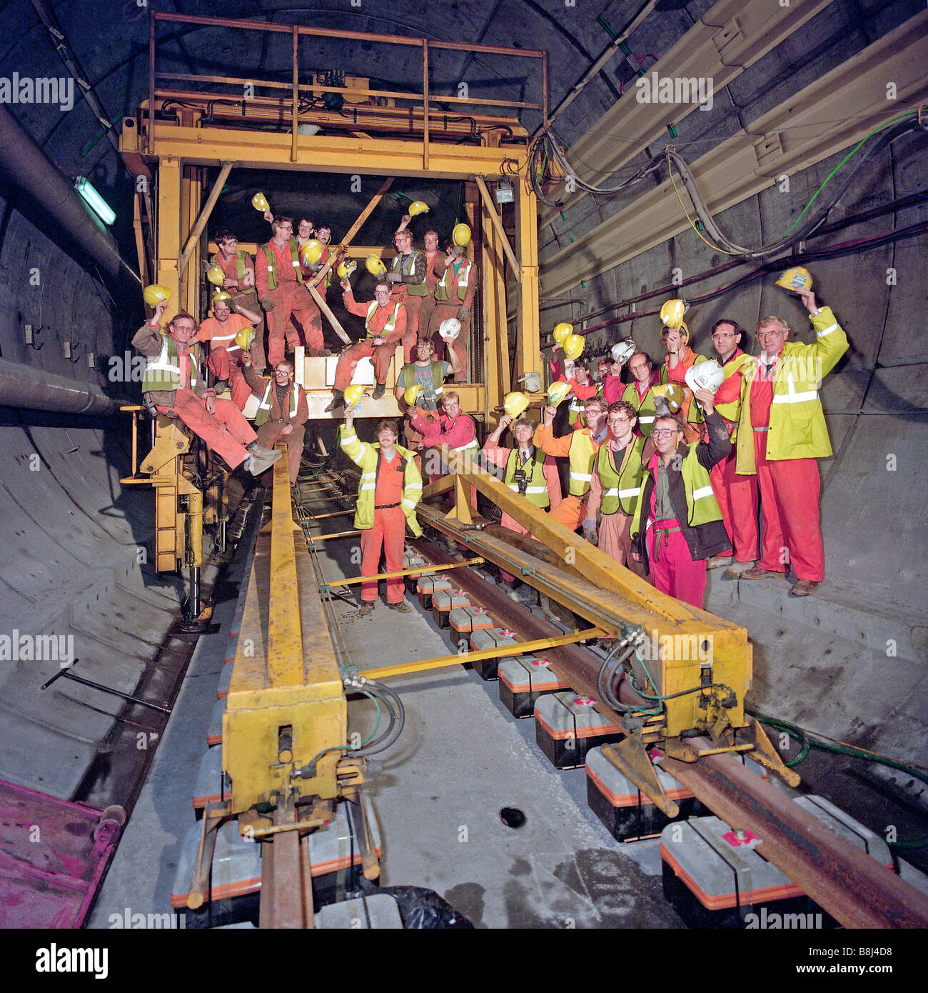 I contraenti team festeggia il completamento della via che stabilisce nel tunnel sotto la Manica. 109km è stata prevista nel Regno Unito gallerie in 17 mesi. Foto Stock