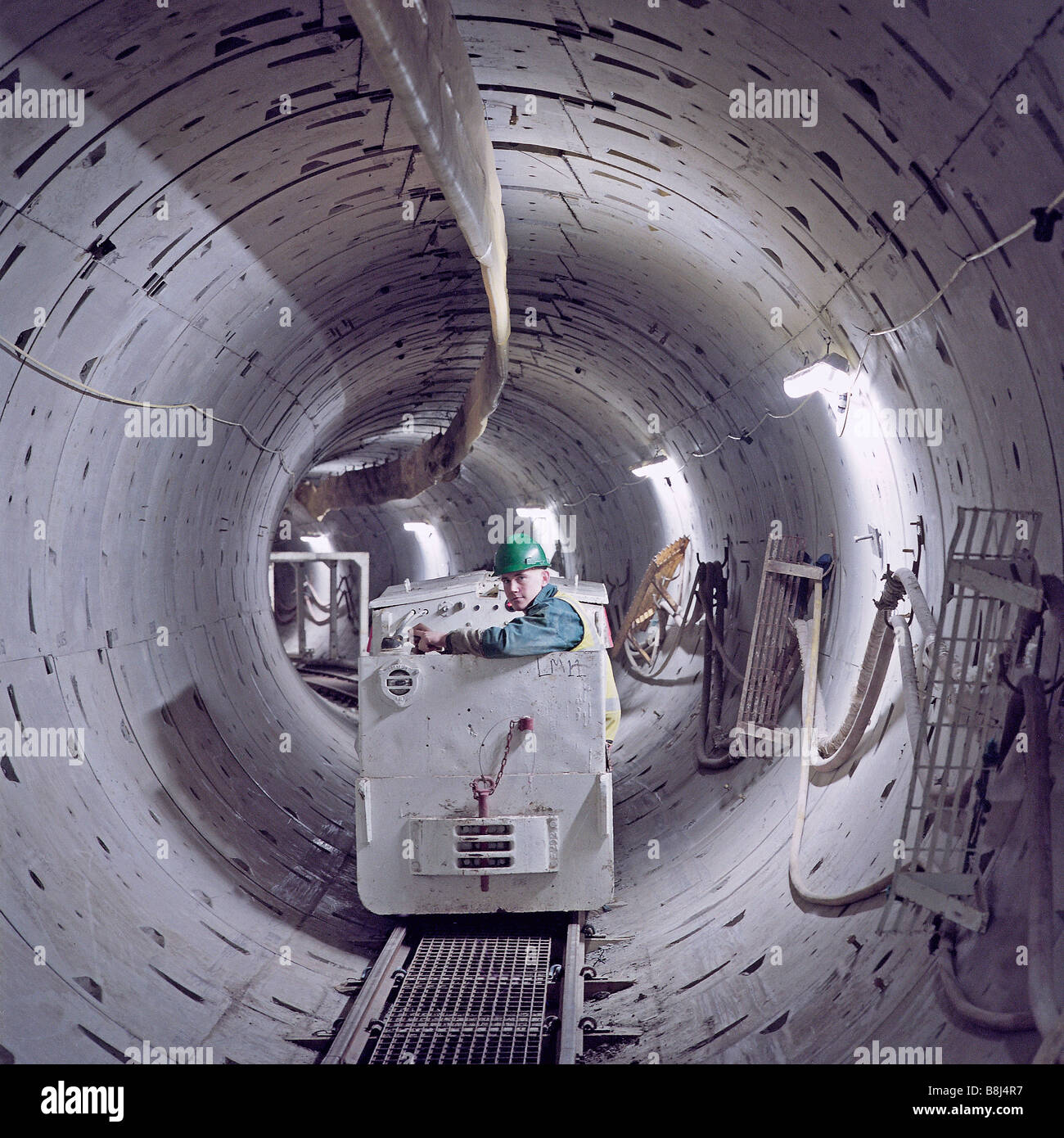 Opere di macchinista in attesa di autorizzazione a procedere in un cavo di potenza in tunnel di Londra, scavato da una macchina di foratura di gallerie. Foto Stock