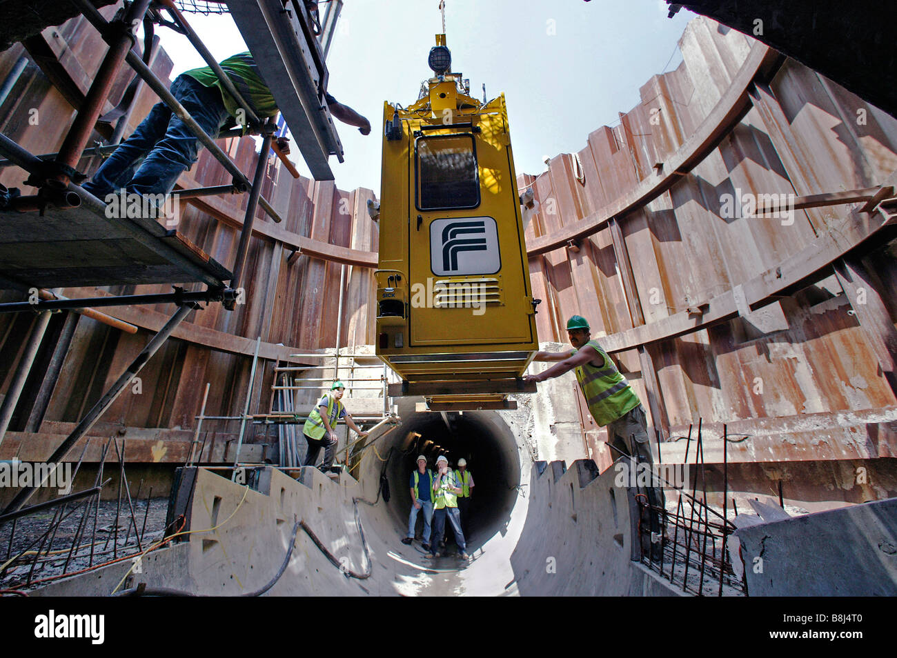 Appaltatori monorotaia inferiore auto nel cavo di alimentazione tunnel dove si effettuerà controllati a distanza di ispezione e manutenzione. Foto Stock