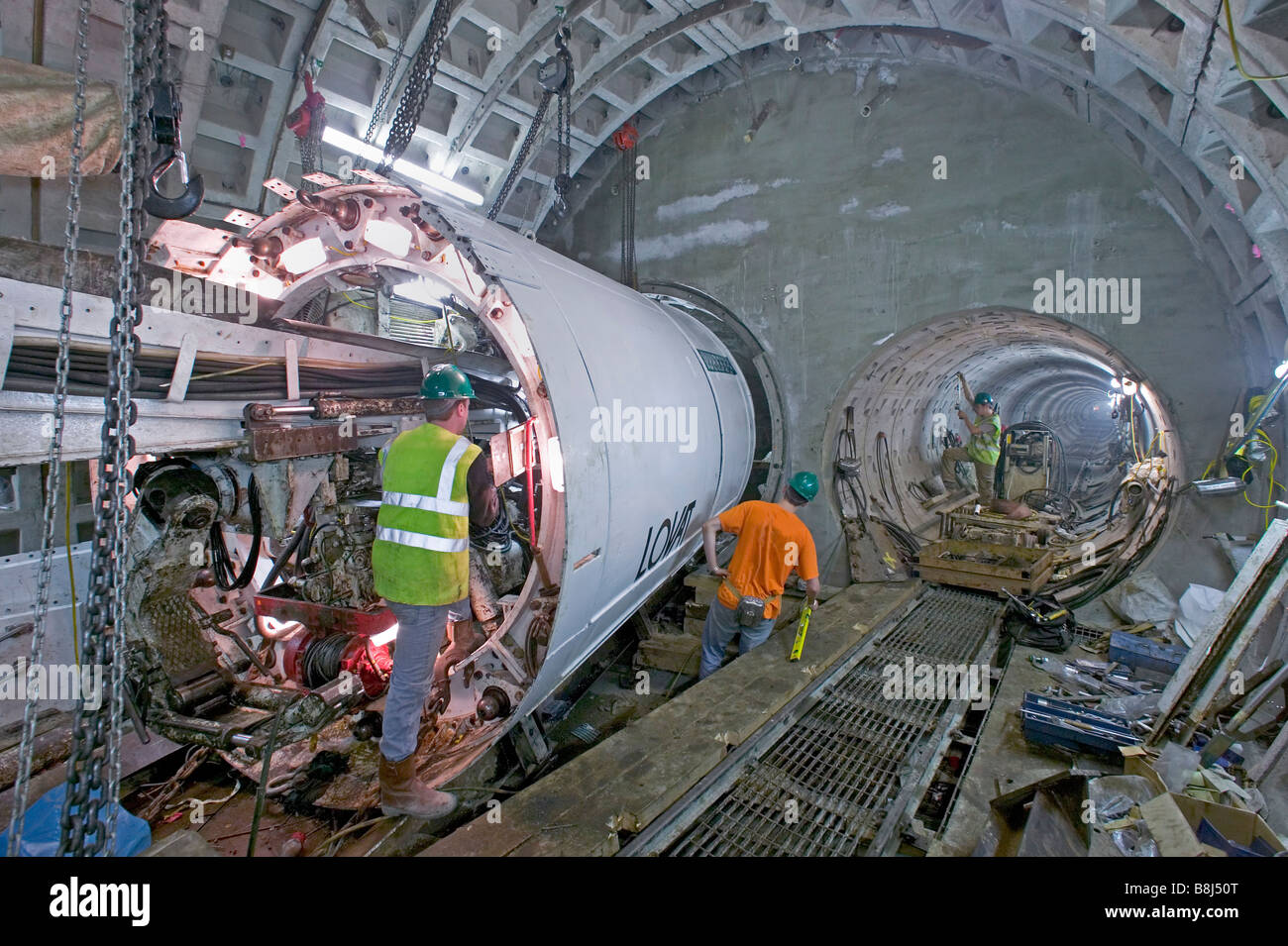 I contraenti preparare per il lancio di macchina di foratura di gallerie a scavare il cavo di alimentazione tunnel sotto il fiume Tamigi a Londra. Foto Stock