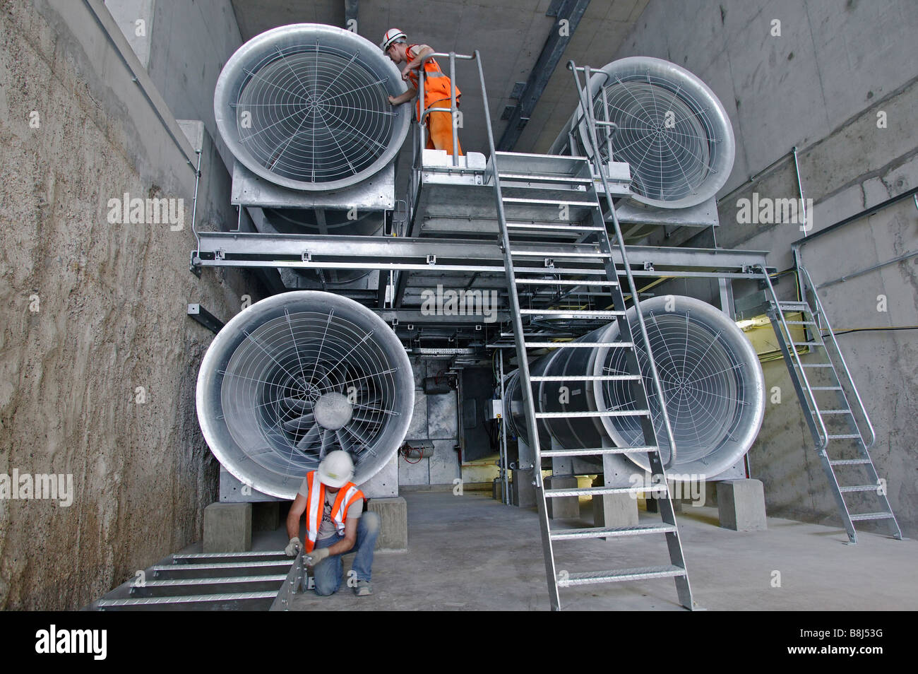 Ingegneri di ispezionare i ventilatori ad alta velocità 1 tunnel che fornire aria fresca e pressurizzare le gallerie in caso di emergenza Foto Stock