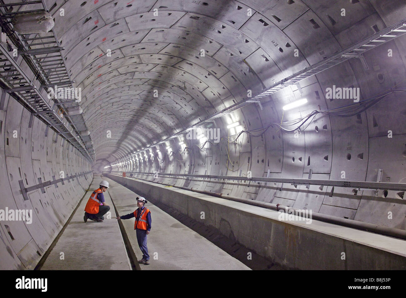 Ingegneri di ispezionare la sezione di completamento tunnel ferroviari durante il Channel Tunnel Rail Link (Alta velocità 1) progetto a Londra, Regno Unito. Foto Stock