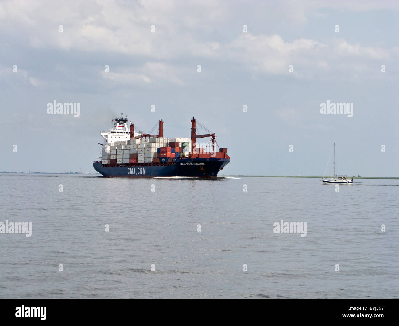 Contenitore nave sul mare Foto Stock