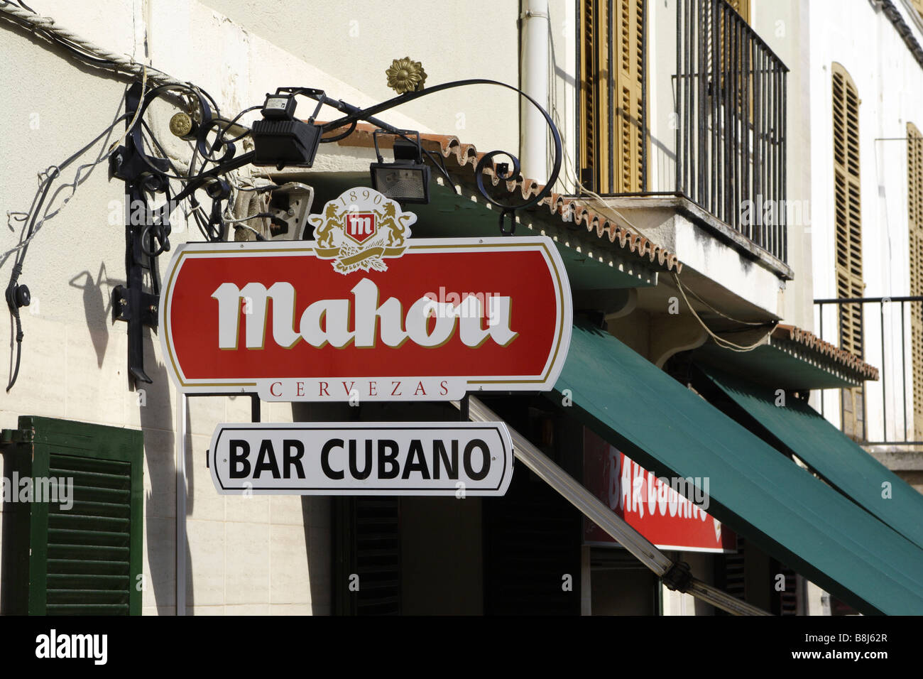 Un segno pubblicità di una marca di birra si blocca nella parte anteriore di un bar tradizionale sull'isola di Mallorca. Foto Stock