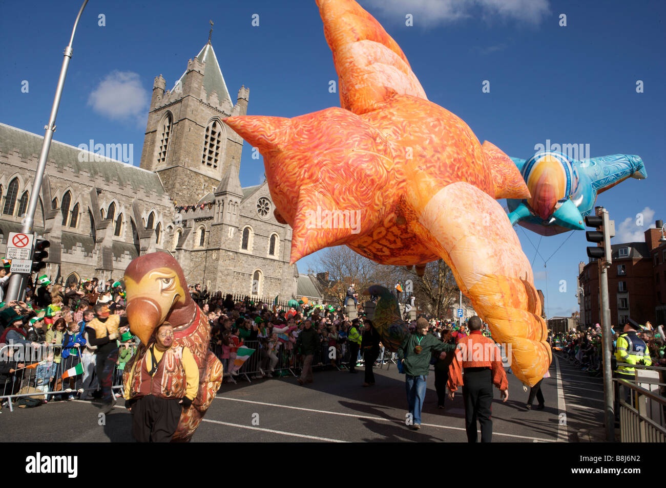 Un palloncino a forma di galleggianti passato la cattedrale di Christ Church in il giorno di San Patrizio parata in Dublino Irlanda Foto Stock