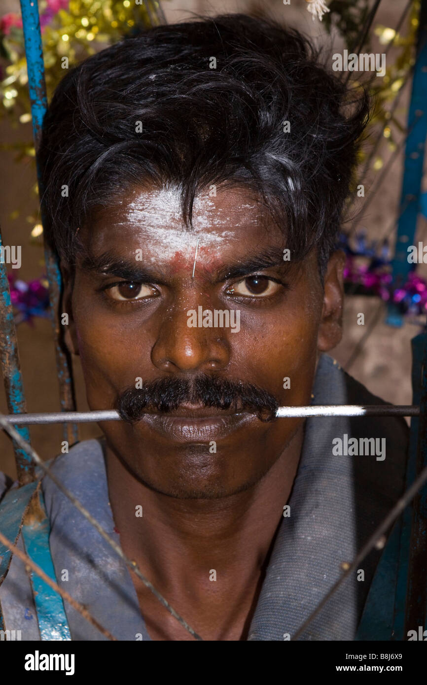 India Tamil Nadu Kumbakonam Thaipusam festival indù devoto estreme con spike attraverso le guance Foto Stock