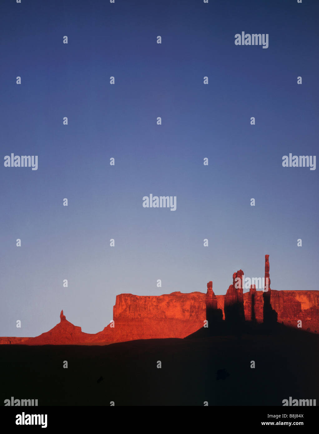 Il Totem Pole e a Yei Bi Chei con Meridian Butte Gallo e Rock al di là di Monument Valley Arizona USA Foto Stock