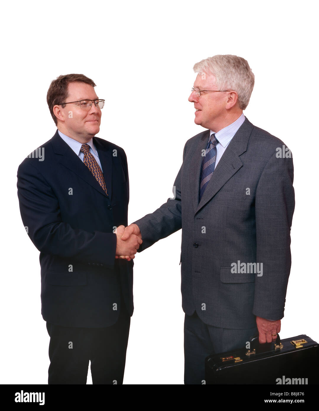 Due uomini di affari stringono le mani Foto Stock