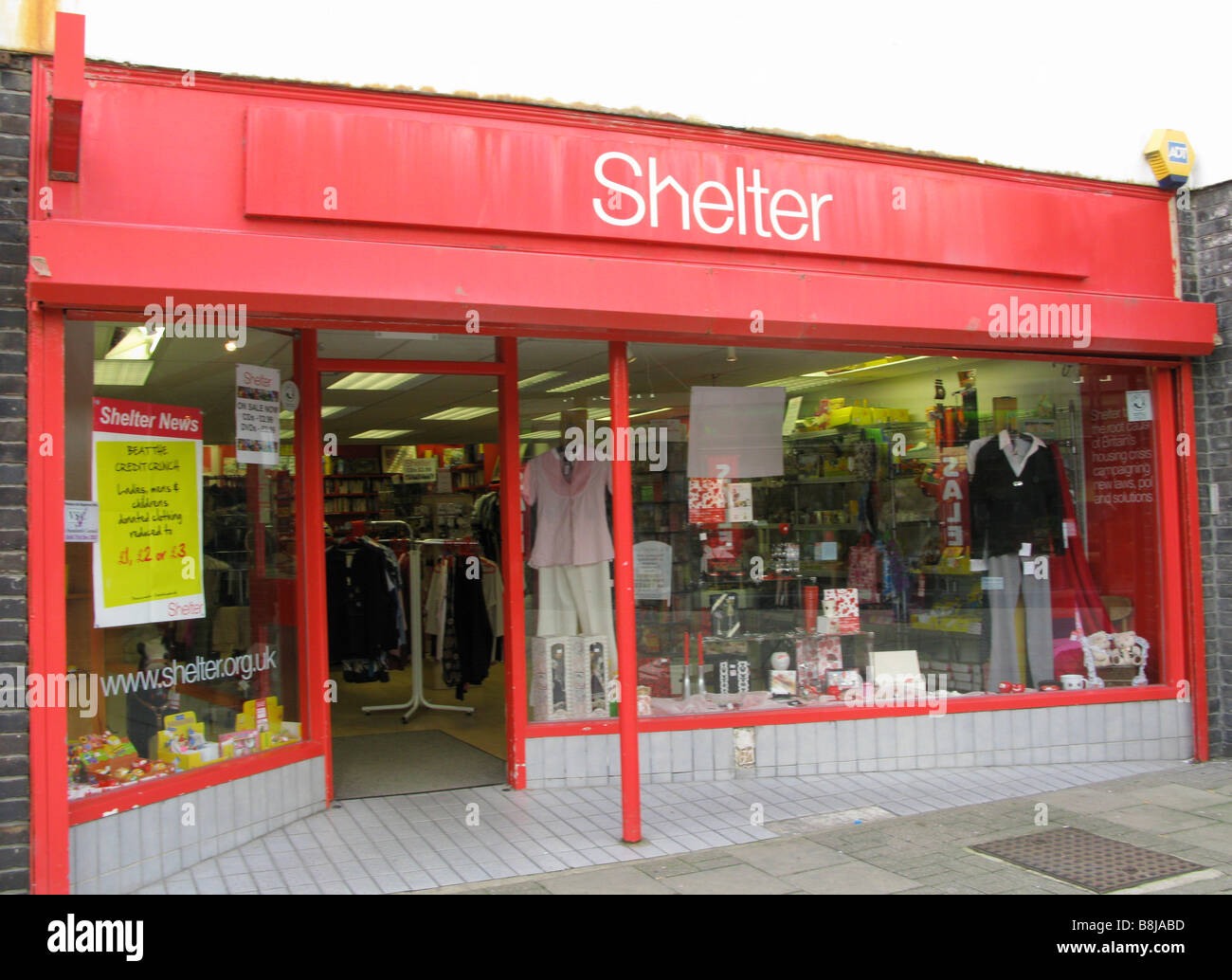 Shelter carità shop Worthing West Sussex vendita abiti indesiderati a prezzi ragionevoli ideale in questi tempi difficili Foto Stock